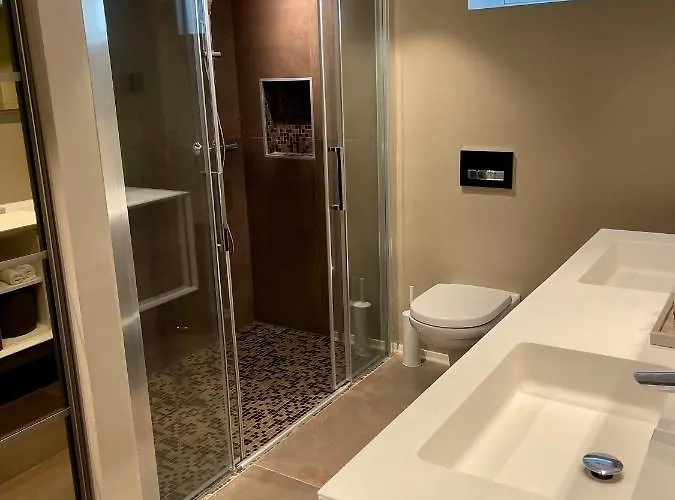 Luxury Close To Centre With Free Parking 아파트 *