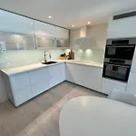 Luxury Close To Centre With Free Parking * 트롬쇠
