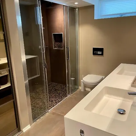 Luxury Close To Centre With Free Parking Apartamento *